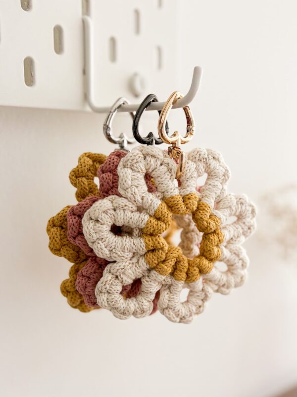 Porte clé fleur printemps 2025 en macramé_01 Kit porte-clé fleur en macramé