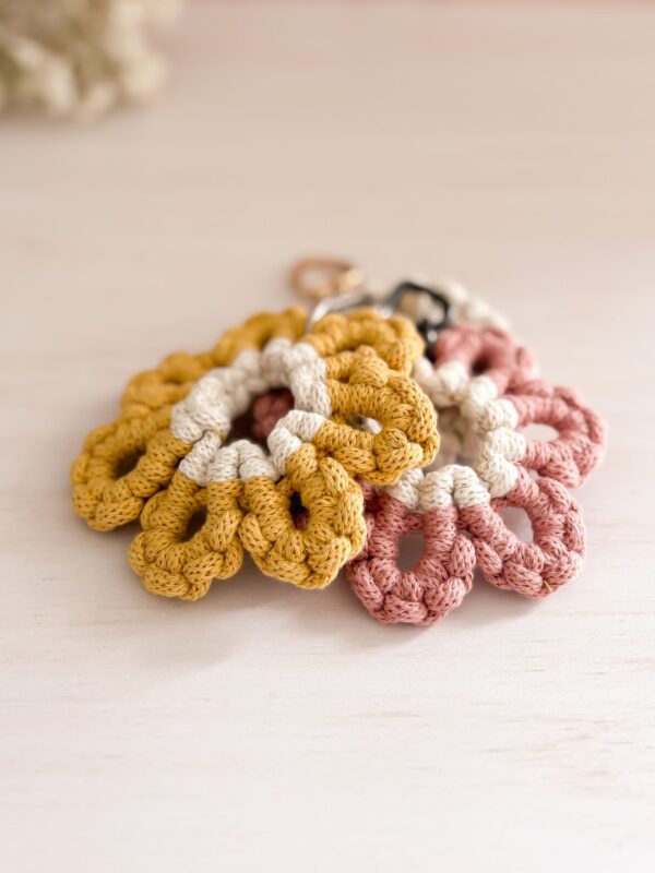 Porte clé fleur printemps 2025 en macramé_02 Porte-clé fleur en macramé fait main en coton recyclé