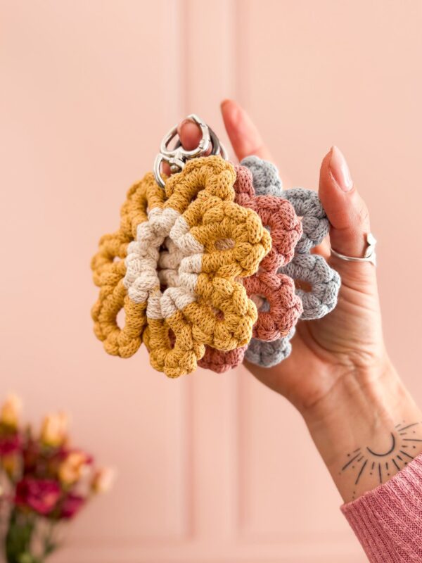 Porte clé fleur printemps 2025 en macramé_04 Porte-clé fleur macramé fait main en coton recyclé