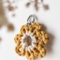 Porte clé fleur printemps en macramé_04