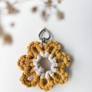 Porte clé fleur printemps en macramé_06