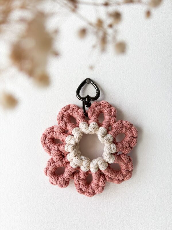 Porte clé fleur printemps en macramé_07 Porte clé fleur printemps en macramé_07