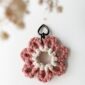 Porte clé fleur printemps en macramé_07