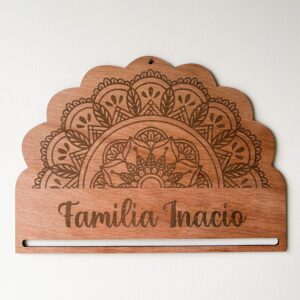 Support en bois foncé mandala gravé et personnalisation_01