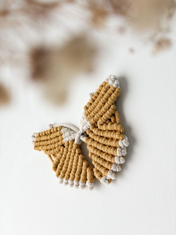 Papillon murale en macramé jaune miel _01 Papillon murale en macramé jaune miel _01