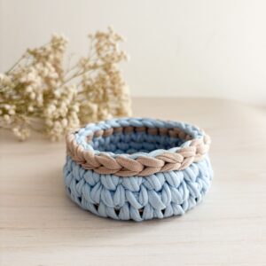Vide poche au crochet rond bicolore bleu glacé et beige Vide-poche rond au crochet