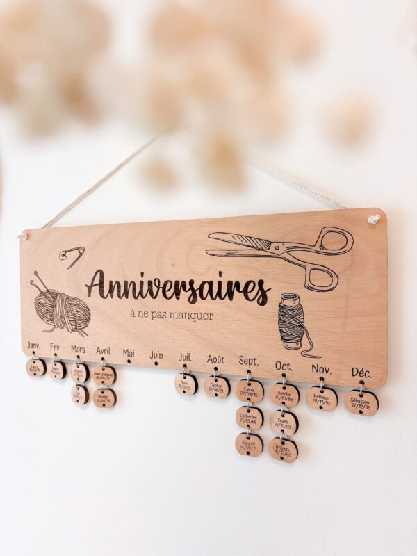 Calendrier anniversaire bois personnalisé couturière 01 Calendrier anniversaire bois personnalisé couturière 01