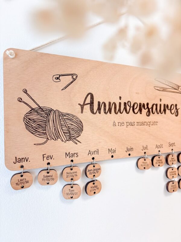 Calendrier anniversaire bois personnalisé couturière 02 Calendrier anniversaire bois personnalisé couturière 02