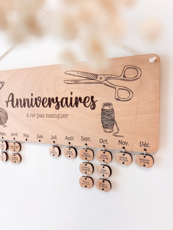 Calendrier anniversaire bois personnalisé couturière 03 Calendrier anniversaire bois personnalisé couturière 03