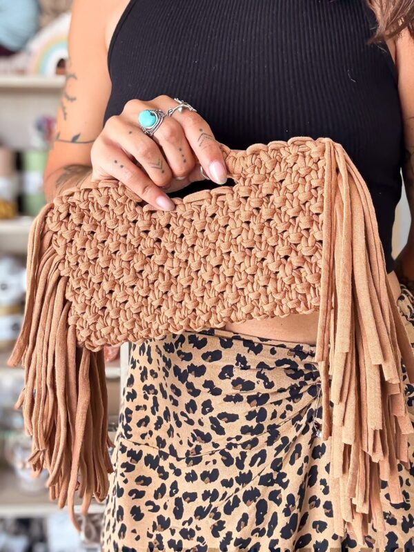 Pochette Soléa en macramé caramel Pochette Solea en macramé