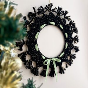Couronne de porte de Noël en macramé