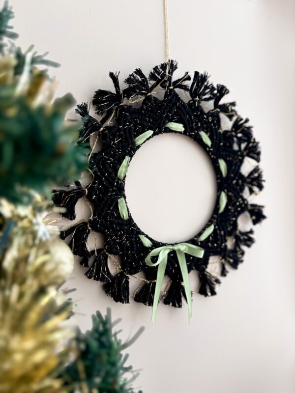 Couronne de porte de Noël en macramé