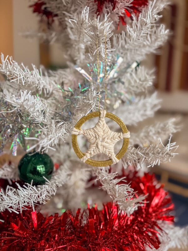 Étoile de Noël en macramé doré_01 Étoile de Noël en macramé