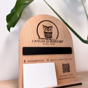 panneau-reseaux-sociaux-bois-qr-code_02 Panneau réseaux sociaux en bois personnalisé avec logo et cartes de visite