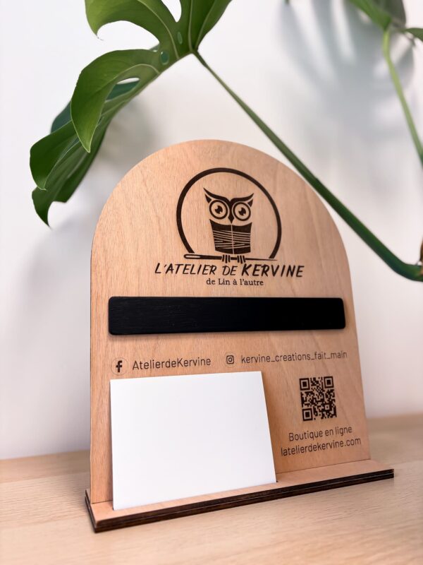 panneau-reseaux-sociaux-bois-qr-code_02 Panneau réseaux sociaux en bois personnalisé avec logo et cartes de visite