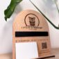 Panneau réseaux sociaux en bois personnalisé avec logo et cartes de visite