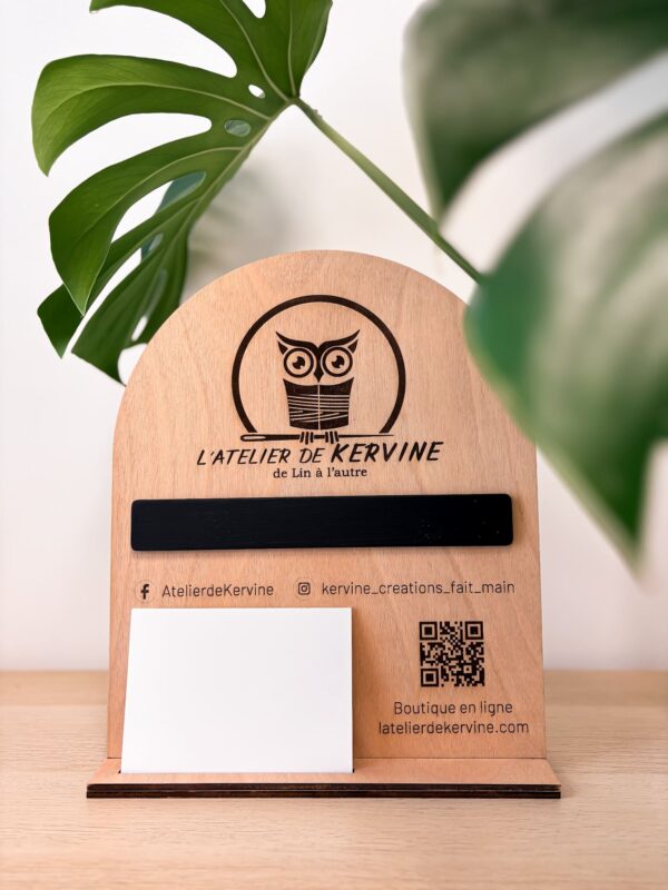 panneau-reseaux-sociaux-bois-qr-code_03 Panneau réseaux sociaux en bois personnalisé avec logo et cartes de visite