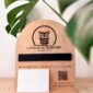 Panneau réseaux sociaux en bois personnalisé avec logo et cartes de visite