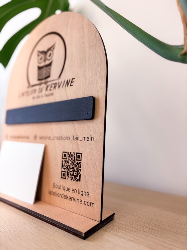panneau-reseaux-sociaux-bois-qr-code_04 Panneau réseaux sociaux en bois personnalisé avec logo et cartes de visite