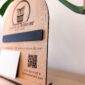 Panneau réseaux sociaux en bois personnalisé avec logo et cartes de visite