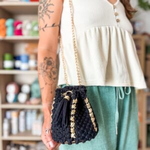 sac-boule-macrame-fond-bois