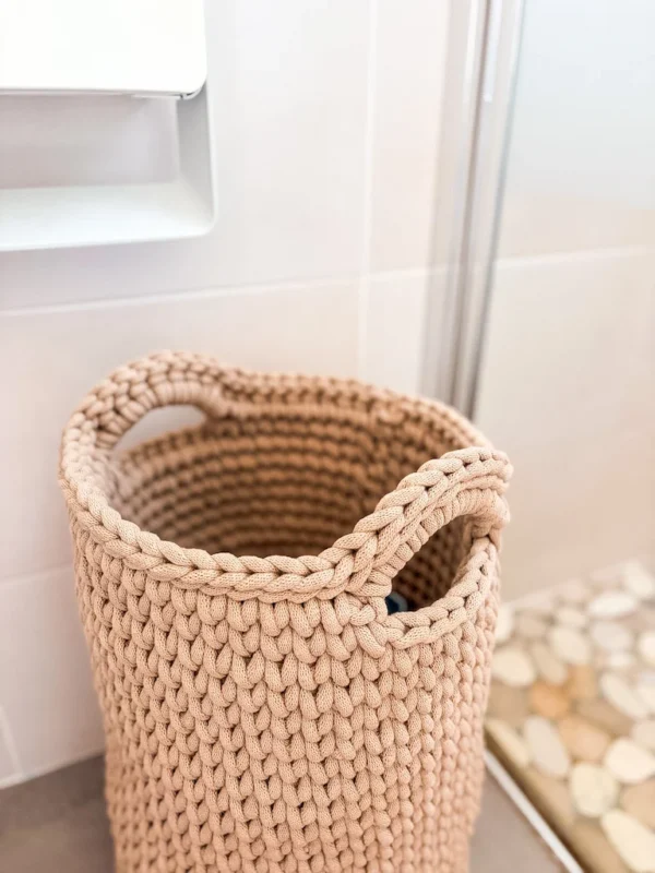 paniere a linge au crochet ronde 01 Panière à linge crochet ronde